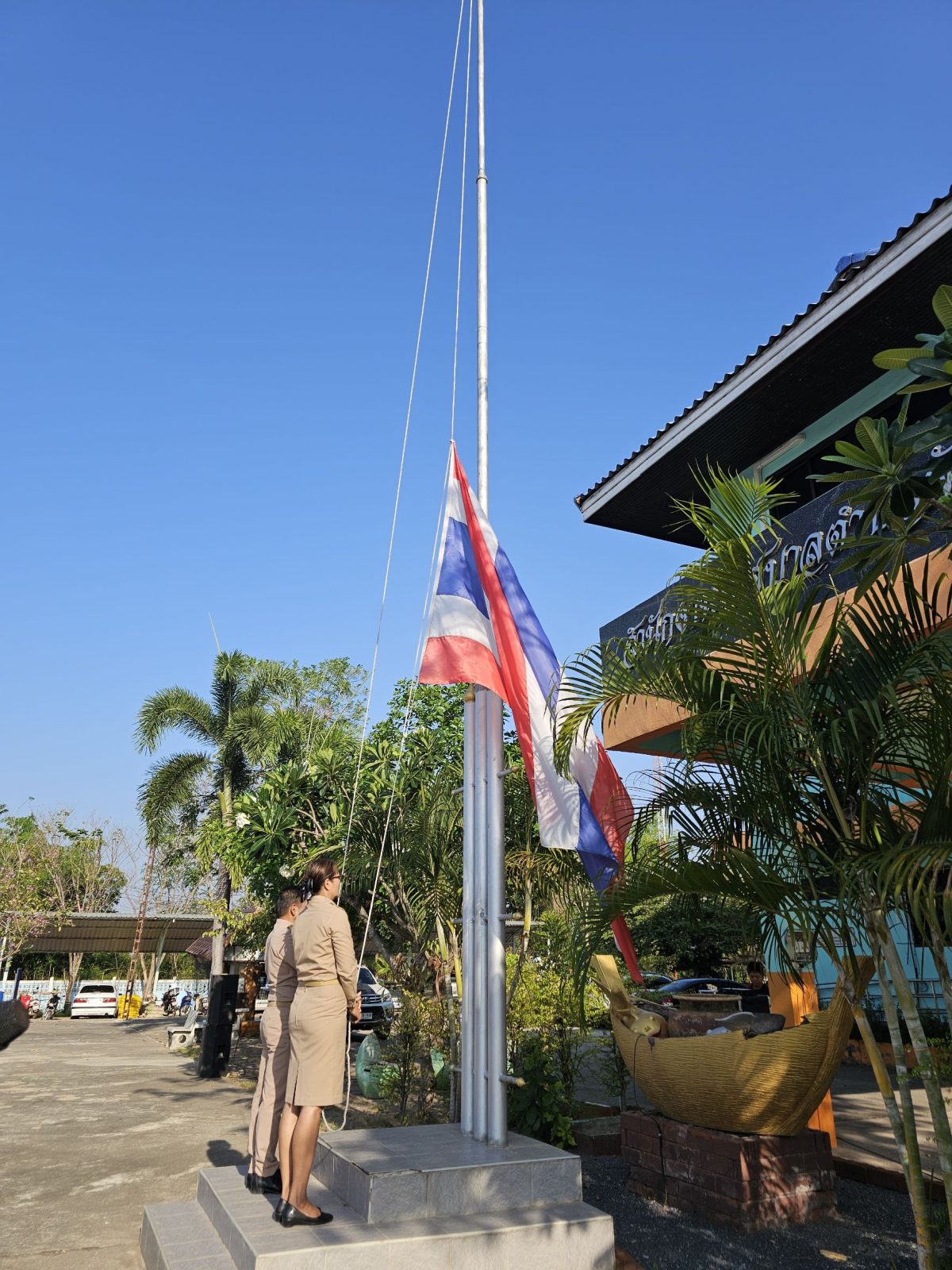 วันจันทร์ที่ 2 มีนาคม 256 9  เวลา 8.00 น.  คณะผู้บริหาร พร้อมด้วยประธานสภา. รองประธานสภา เลขานุการสภา และสมาชิกสภาเทศบาลตำบลพันดุง ข้าราชการและลูกจ้าง เทศบาลตำบลพันดุง ร่วมกิจกรรมเคารพธงชาติไทย ณ ลานกิจกรรมหน้าสำนักงานเทศบาลตำบลพันดุง โดยพร้อมเพรียงกัน