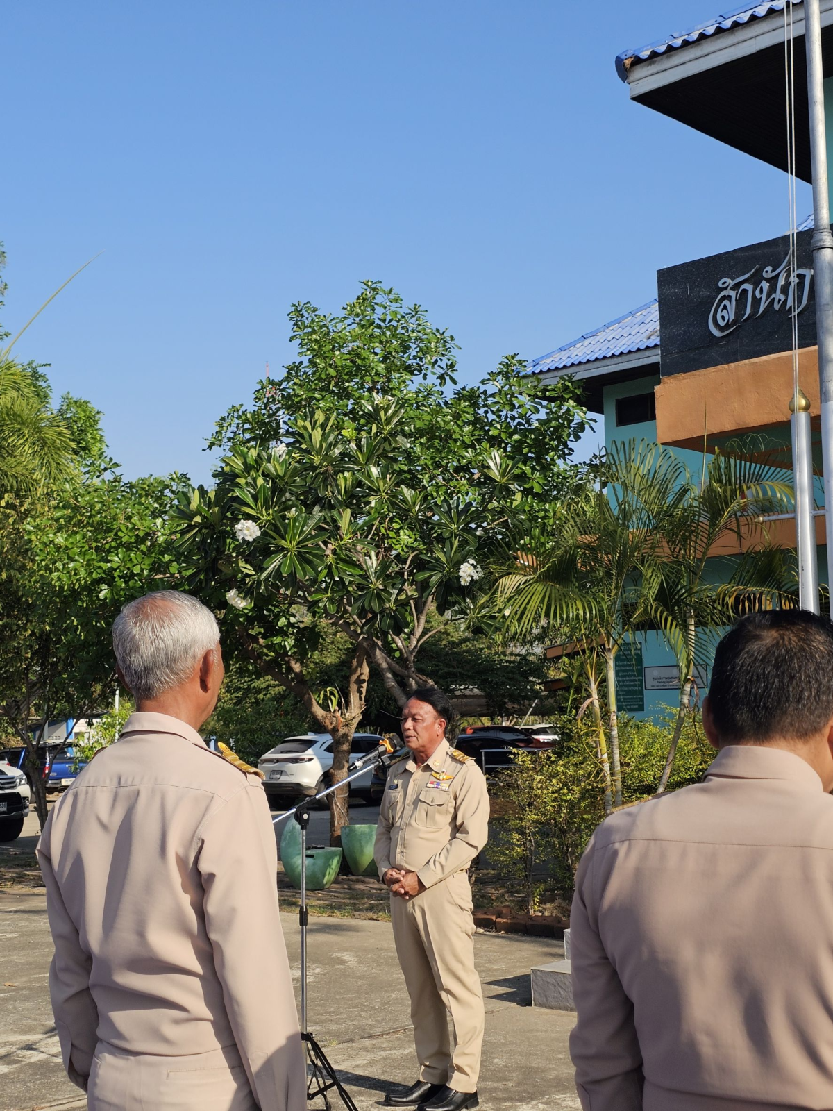 วันจันทร์ที่ 2 มีนาคม 256 9  เวลา 8.00 น.  คณะผู้บริหาร พร้อมด้วยประธานสภา. รองประธานสภา เลขานุการสภา และสมาชิกสภาเทศบาลตำบลพันดุง ข้าราชการและลูกจ้าง เทศบาลตำบลพันดุง ร่วมกิจกรรมเคารพธงชาติไทย ณ ลานกิจกรรมหน้าสำนักงานเทศบาลตำบลพันดุง โดยพร้อมเพรียงกัน