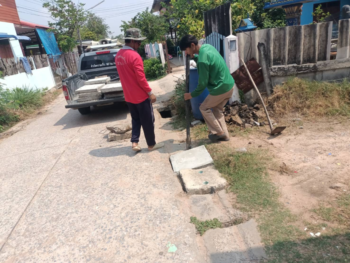 กองช่างเทศบาลตำบลพันดุง ดำเนินการซ่อมแซมฝาปิดท่อระบาย-รางระบายน้ำทิ้ง  ภายในหมู่บ้าน/ชุมชน ตำบลพันดุง