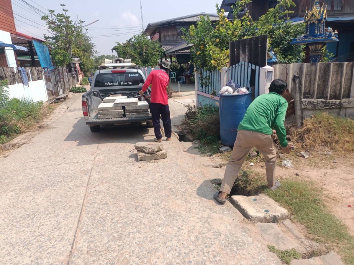 กองช่างเทศบาลตำบลพันดุง ดำเนินการซ่อมแซมฝาปิดท่อระบาย-รางระบายน้ำทิ้ง  ภายในหมู่บ้าน/ชุมชน ตำบลพันดุง