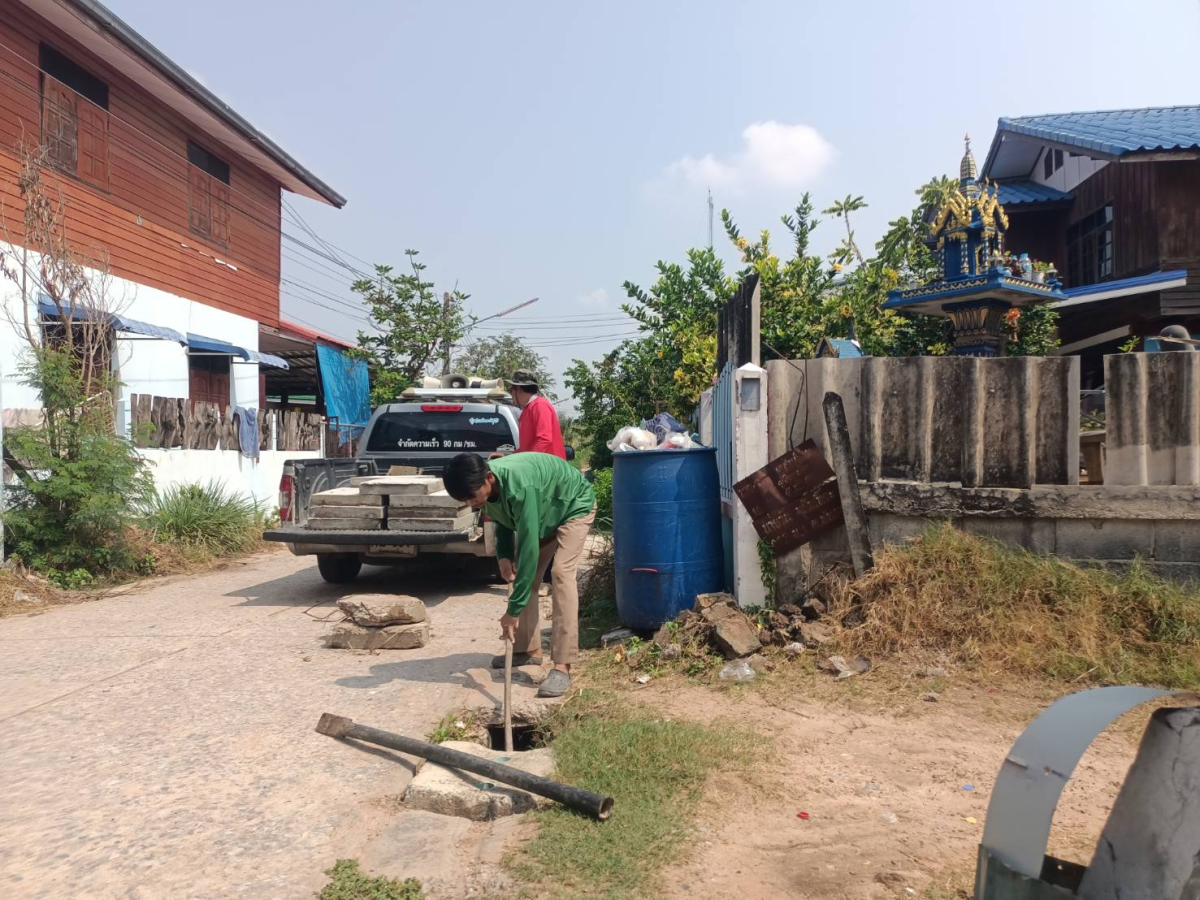 กองช่างเทศบาลตำบลพันดุง ดำเนินการซ่อมแซมฝาปิดท่อระบาย-รางระบายน้ำทิ้ง  ภายในหมู่บ้าน/ชุมชน ตำบลพันดุง