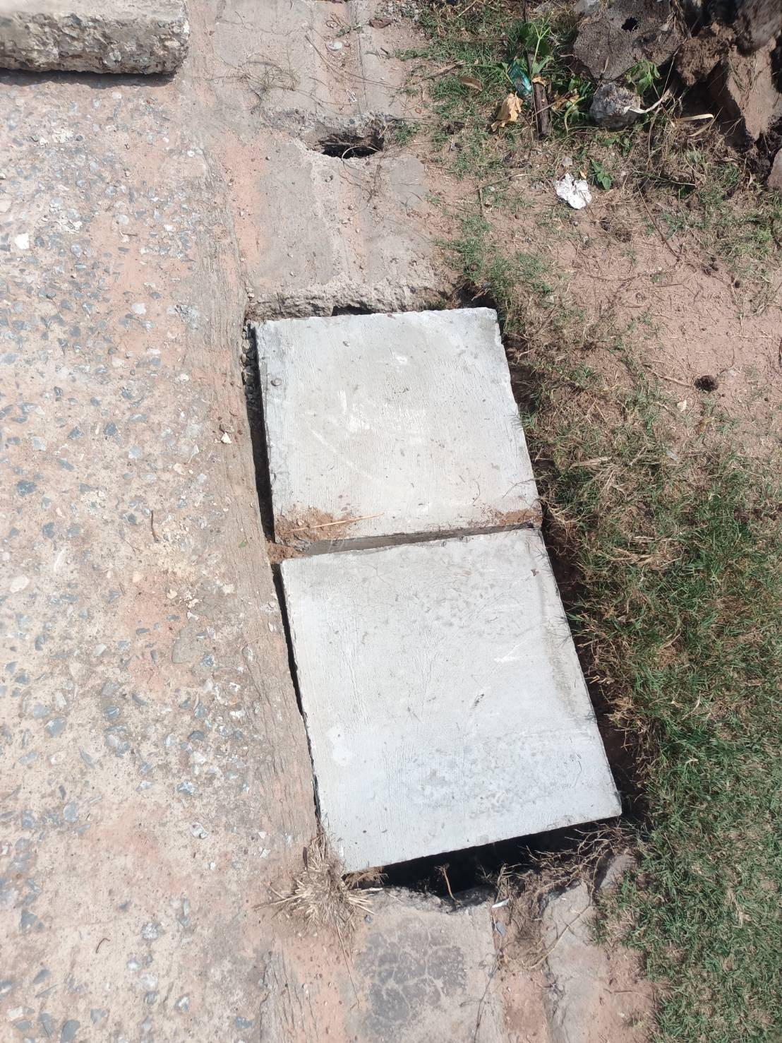 กองช่างเทศบาลตำบลพันดุง ดำเนินการซ่อมแซมฝาปิดท่อระบาย-รางระบายน้ำทิ้ง  ภายในหมู่บ้าน/ชุมชน ตำบลพันดุง