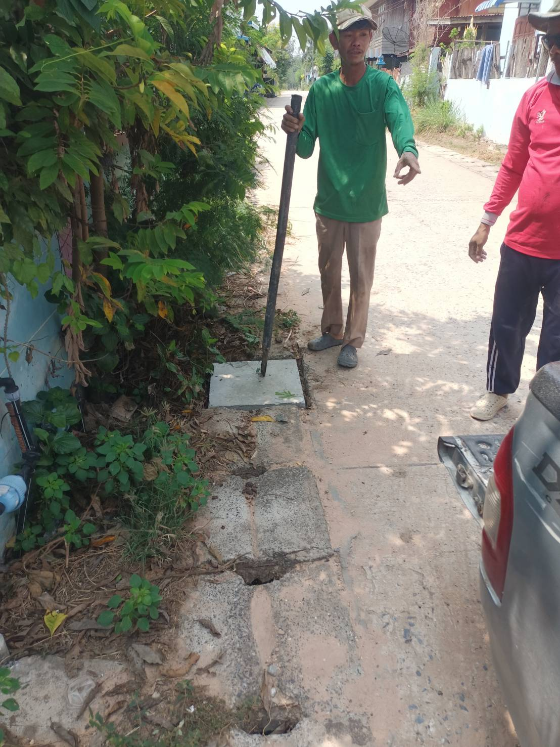 กองช่างเทศบาลตำบลพันดุง ดำเนินการซ่อมแซมฝาปิดท่อระบาย-รางระบายน้ำทิ้ง  ภายในหมู่บ้าน/ชุมชน ตำบลพันดุง