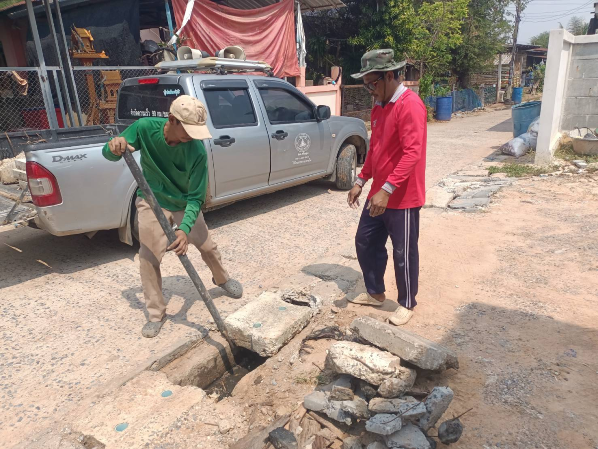 กองช่างเทศบาลตำบลพันดุง ดำเนินการซ่อมแซมฝาปิดท่อระบาย-รางระบายน้ำทิ้ง  ภายในหมู่บ้าน/ชุมชน ตำบลพันดุง