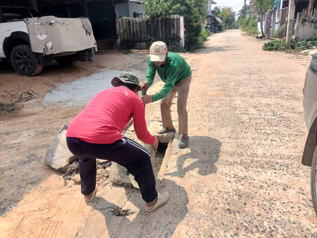 กองช่างเทศบาลตำบลพันดุง ดำเนินการซ่อมแซมฝาปิดท่อระบาย-รางระบายน้ำทิ้ง  ภายในหมู่บ้าน/ชุมชน ตำบลพันดุง