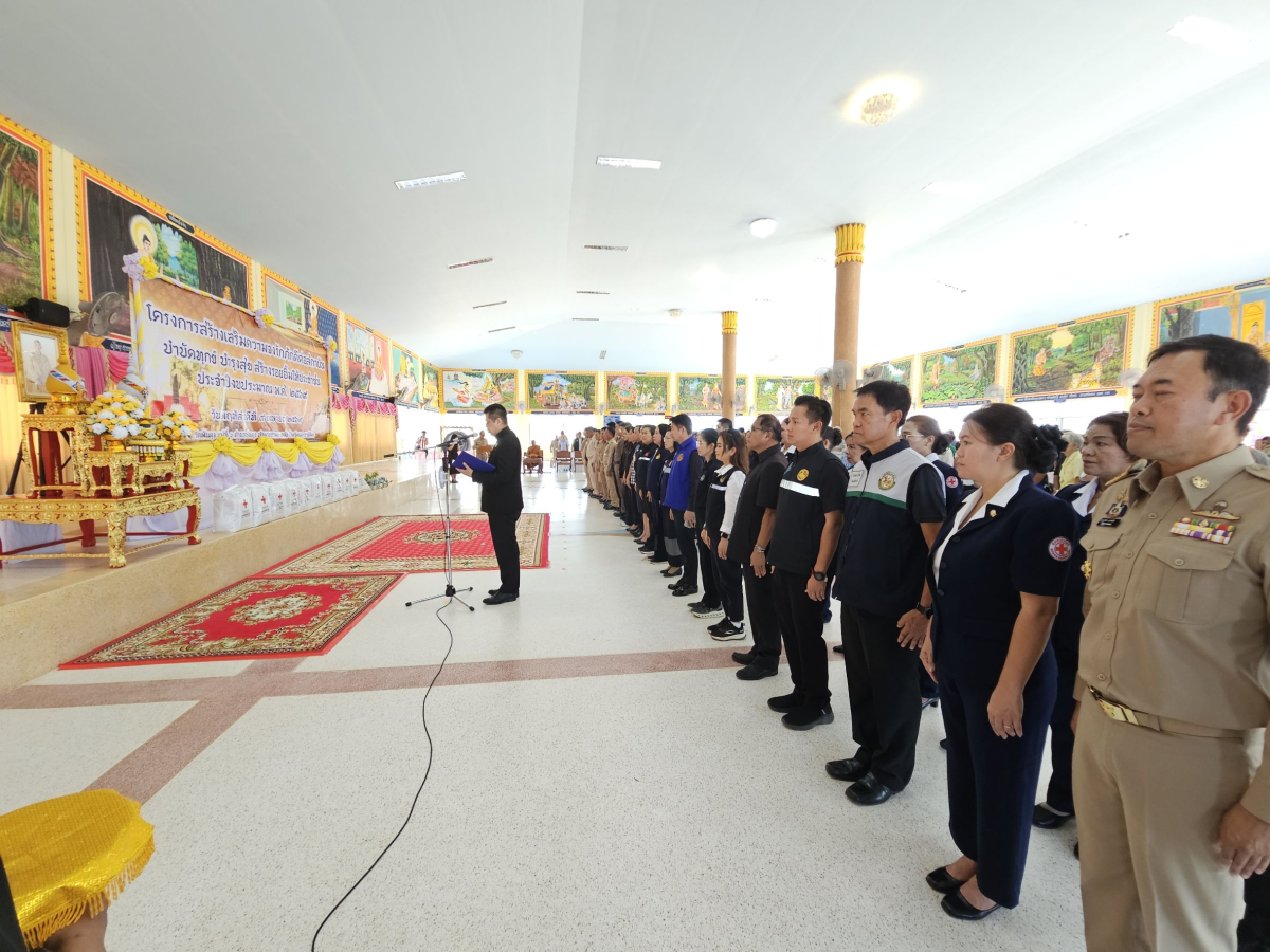 นายเรวัตร งัดสันเทียะ นายกเทศมนตรีตำบลพันดุง พร้อมด้วยคณะผู้บริหารสมาชิกสภาเทศบาลพนักงานเทศบาล ร่วมต้อนรับ นายอนุพงศ์ สุขสมนิตย์ ผู้ว่าราชการจังหวัดนครราชสีมา นายสมภพ มุกดาสนิท นายอำเภอขามทะเลสอ พร้อมด้วยส่วนราชการต่างๆ ภายในจังหวัดนครราชสีมา ในการดำเนินโครงการ สร้างเสริมความจงรักภักดีต่อสถาบัน บำบัดทุกข์ บำรุงสุข สร้างรอยยิ้มให้ประชาชน ประจำปีงบประมาณพ.ศ. 2569 ณ วัดบ้านพันดุง หมู่ที่ 1 ตำบลพันดุง อำเภอขามทะเลสอ จังหวัดนครราชสีม