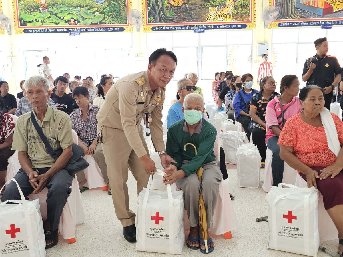 นายเรวัตร งัดสันเทียะ นายกเทศมนตรีตำบลพันดุง พร้อมด้วยคณะผู้บริหารสมาชิกสภาเทศบาลพนักงานเทศบาล ร่วมต้อนรับ นายอนุพงศ์ สุขสมนิตย์ ผู้ว่าราชการจังหวัดนครราชสีมา นายสมภพ มุกดาสนิท นายอำเภอขามทะเลสอ พร้อมด้วยส่วนราชการต่างๆ ภายในจังหวัดนครราชสีมา ในการดำเนินโครงการ สร้างเสริมความจงรักภักดีต่อสถาบัน บำบัดทุกข์ บำรุงสุข สร้างรอยยิ้มให้ประชาชน ประจำปีงบประมาณพ.ศ. 2569 ณ วัดบ้านพันดุง หมู่ที่ 1 ตำบลพันดุง อำเภอขามทะเลสอ จังหวัดนครราชสีม