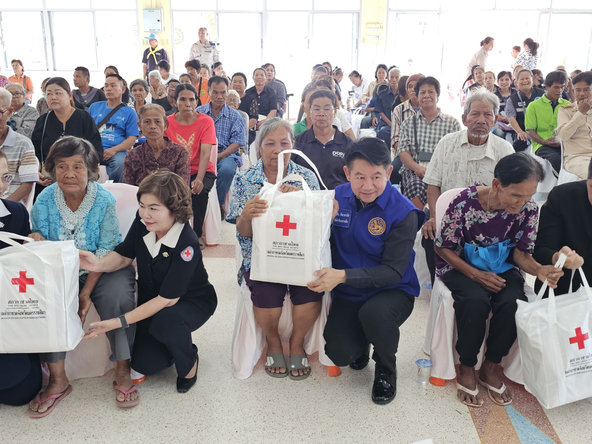 นายเรวัตร งัดสันเทียะ นายกเทศมนตรีตำบลพันดุง พร้อมด้วยคณะผู้บริหารสมาชิกสภาเทศบาลพนักงานเทศบาล ร่วมต้อนรับ นายอนุพงศ์ สุขสมนิตย์ ผู้ว่าราชการจังหวัดนครราชสีมา นายสมภพ มุกดาสนิท นายอำเภอขามทะเลสอ พร้อมด้วยส่วนราชการต่างๆ ภายในจังหวัดนครราชสีมา ในการดำเนินโครงการ สร้างเสริมความจงรักภักดีต่อสถาบัน บำบัดทุกข์ บำรุงสุข สร้างรอยยิ้มให้ประชาชน ประจำปีงบประมาณพ.ศ. 2569 ณ วัดบ้านพันดุง หมู่ที่ 1 ตำบลพันดุง อำเภอขามทะเลสอ จังหวัดนครราชสีม