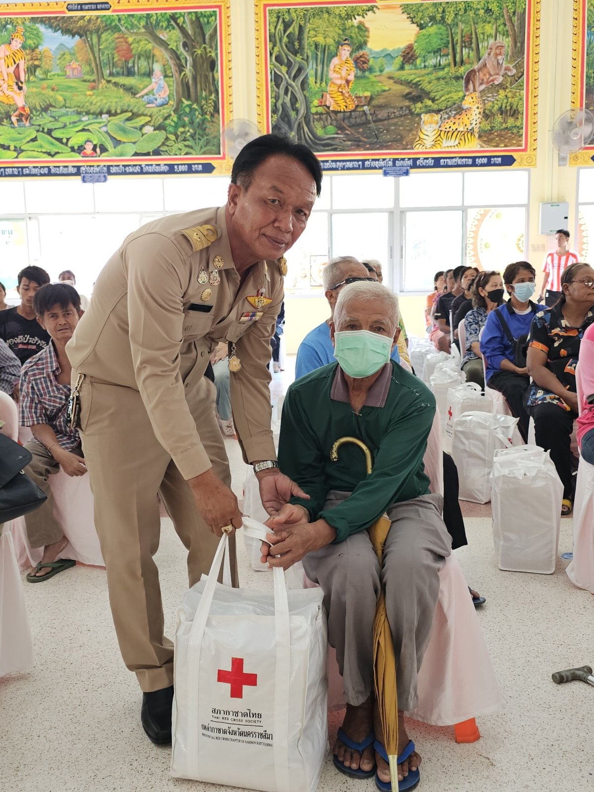 นายเรวัตร งัดสันเทียะ นายกเทศมนตรีตำบลพันดุง พร้อมด้วยคณะผู้บริหารสมาชิกสภาเทศบาลพนักงานเทศบาล ร่วมต้อนรับ นายอนุพงศ์ สุขสมนิตย์ ผู้ว่าราชการจังหวัดนครราชสีมา นายสมภพ มุกดาสนิท นายอำเภอขามทะเลสอ พร้อมด้วยส่วนราชการต่างๆ ภายในจังหวัดนครราชสีมา ในการดำเนินโครงการ สร้างเสริมความจงรักภักดีต่อสถาบัน บำบัดทุกข์ บำรุงสุข สร้างรอยยิ้มให้ประชาชน ประจำปีงบประมาณพ.ศ. 2569 ณ วัดบ้านพันดุง หมู่ที่ 1 ตำบลพันดุง อำเภอขามทะเลสอ จังหวัดนครราชสีม