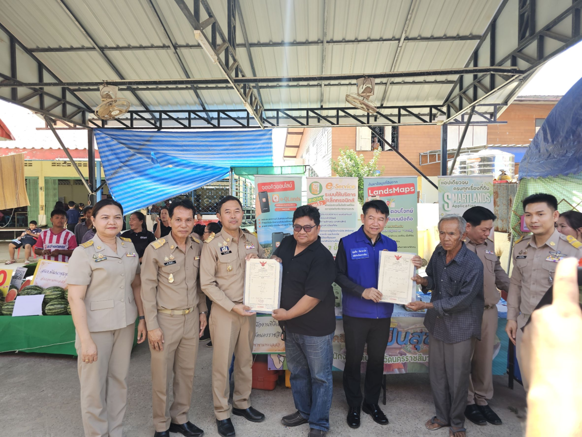 นายเรวัตร งัดสันเทียะ นายกเทศมนตรีตำบลพันดุง พร้อมด้วยคณะผู้บริหารสมาชิกสภาเทศบาลพนักงานเทศบาล ร่วมต้อนรับ นายอนุพงศ์ สุขสมนิตย์ ผู้ว่าราชการจังหวัดนครราชสีมา นายสมภพ มุกดาสนิท นายอำเภอขามทะเลสอ พร้อมด้วยส่วนราชการต่างๆ ภายในจังหวัดนครราชสีมา ในการดำเนินโครงการ สร้างเสริมความจงรักภักดีต่อสถาบัน บำบัดทุกข์ บำรุงสุข สร้างรอยยิ้มให้ประชาชน ประจำปีงบประมาณพ.ศ. 2569 ณ วัดบ้านพันดุง หมู่ที่ 1 ตำบลพันดุง อำเภอขามทะเลสอ จังหวัดนครราชสีม