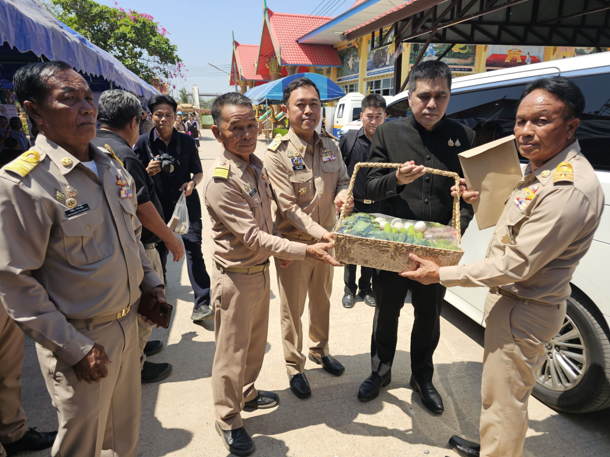 นายเรวัตร งัดสันเทียะ นายกเทศมนตรีตำบลพันดุง พร้อมด้วยคณะผู้บริหารสมาชิกสภาเทศบาลพนักงานเทศบาล ร่วมต้อนรับ นายอนุพงศ์ สุขสมนิตย์ ผู้ว่าราชการจังหวัดนครราชสีมา นายสมภพ มุกดาสนิท นายอำเภอขามทะเลสอ พร้อมด้วยส่วนราชการต่างๆ ภายในจังหวัดนครราชสีมา ในการดำเนินโครงการ สร้างเสริมความจงรักภักดีต่อสถาบัน บำบัดทุกข์ บำรุงสุข สร้างรอยยิ้มให้ประชาชน ประจำปีงบประมาณพ.ศ. 2569 ณ วัดบ้านพันดุง หมู่ที่ 1 ตำบลพันดุง อำเภอขามทะเลสอ จังหวัดนครราชสีม