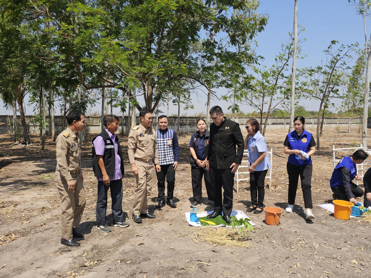 นายเรวัตร งัดสันเทียะ นายกเทศมนตรีตำบลพันดุง พร้อมด้วยคณะผู้บริหารสมาชิกสภาเทศบาลพนักงานเทศบาล ร่วมต้อนรับ นายอนุพงศ์ สุขสมนิตย์ ผู้ว่าราชการจังหวัดนครราชสีมา นายสมภพ มุกดาสนิท นายอำเภอขามทะเลสอ พร้อมด้วยส่วนราชการต่างๆ ภายในจังหวัดนครราชสีมา ในการดำเนินโครงการ สร้างเสริมความจงรักภักดีต่อสถาบัน บำบัดทุกข์ บำรุงสุข สร้างรอยยิ้มให้ประชาชน ประจำปีงบประมาณพ.ศ. 2569 ณ วัดบ้านพันดุง หมู่ที่ 1 ตำบลพันดุง อำเภอขามทะเลสอ จังหวัดนครราชสีม