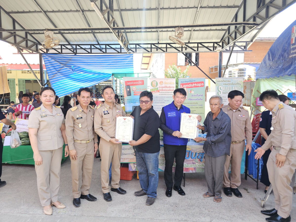 นายเรวัตร งัดสันเทียะ นายกเทศมนตรีตำบลพันดุง พร้อมด้วยคณะผู้บริหารสมาชิกสภาเทศบาลพนักงานเทศบาล ร่วมต้อนรับ นายอนุพงศ์ สุขสมนิตย์ ผู้ว่าราชการจังหวัดนครราชสีมา นายสมภพ มุกดาสนิท นายอำเภอขามทะเลสอ พร้อมด้วยส่วนราชการต่างๆ ภายในจังหวัดนครราชสีมา ในการดำเนินโครงการ สร้างเสริมความจงรักภักดีต่อสถาบัน บำบัดทุกข์ บำรุงสุข สร้างรอยยิ้มให้ประชาชน ประจำปีงบประมาณพ.ศ. 2569 ณ วัดบ้านพันดุง หมู่ที่ 1 ตำบลพันดุง อำเภอขามทะเลสอ จังหวัดนครราชสีม