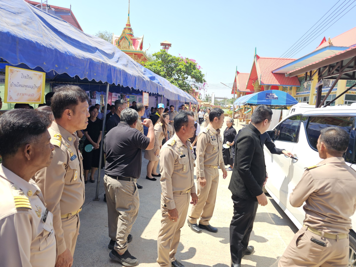 นายเรวัตร งัดสันเทียะ นายกเทศมนตรีตำบลพันดุง พร้อมด้วยคณะผู้บริหารสมาชิกสภาเทศบาลพนักงานเทศบาล ร่วมต้อนรับ นายอนุพงศ์ สุขสมนิตย์ ผู้ว่าราชการจังหวัดนครราชสีมา นายสมภพ มุกดาสนิท นายอำเภอขามทะเลสอ พร้อมด้วยส่วนราชการต่างๆ ภายในจังหวัดนครราชสีมา ในการดำเนินโครงการ สร้างเสริมความจงรักภักดีต่อสถาบัน บำบัดทุกข์ บำรุงสุข สร้างรอยยิ้มให้ประชาชน ประจำปีงบประมาณพ.ศ. 2569 ณ วัดบ้านพันดุง หมู่ที่ 1 ตำบลพันดุง อำเภอขามทะเลสอ จังหวัดนครราชสีม