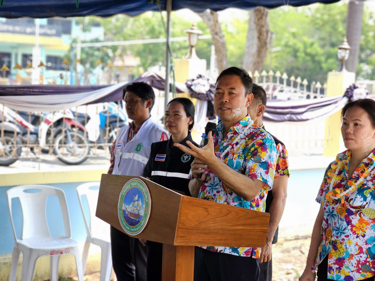 วันที่ 10 เมษายน 2569 นายสมภพ มุกดาสนิท นายอำเภอขามทะเลสอ เป็นประธานในพิธีเปิด จุดรวมบริการประชาชน เทศบาลตำบลพันดุง เทศกาลสงกรานต์ ประจำปีพ.ศ. 2569  ณ บริเวณหน้าสำนักงานเทศบาลตำบลพันดุง