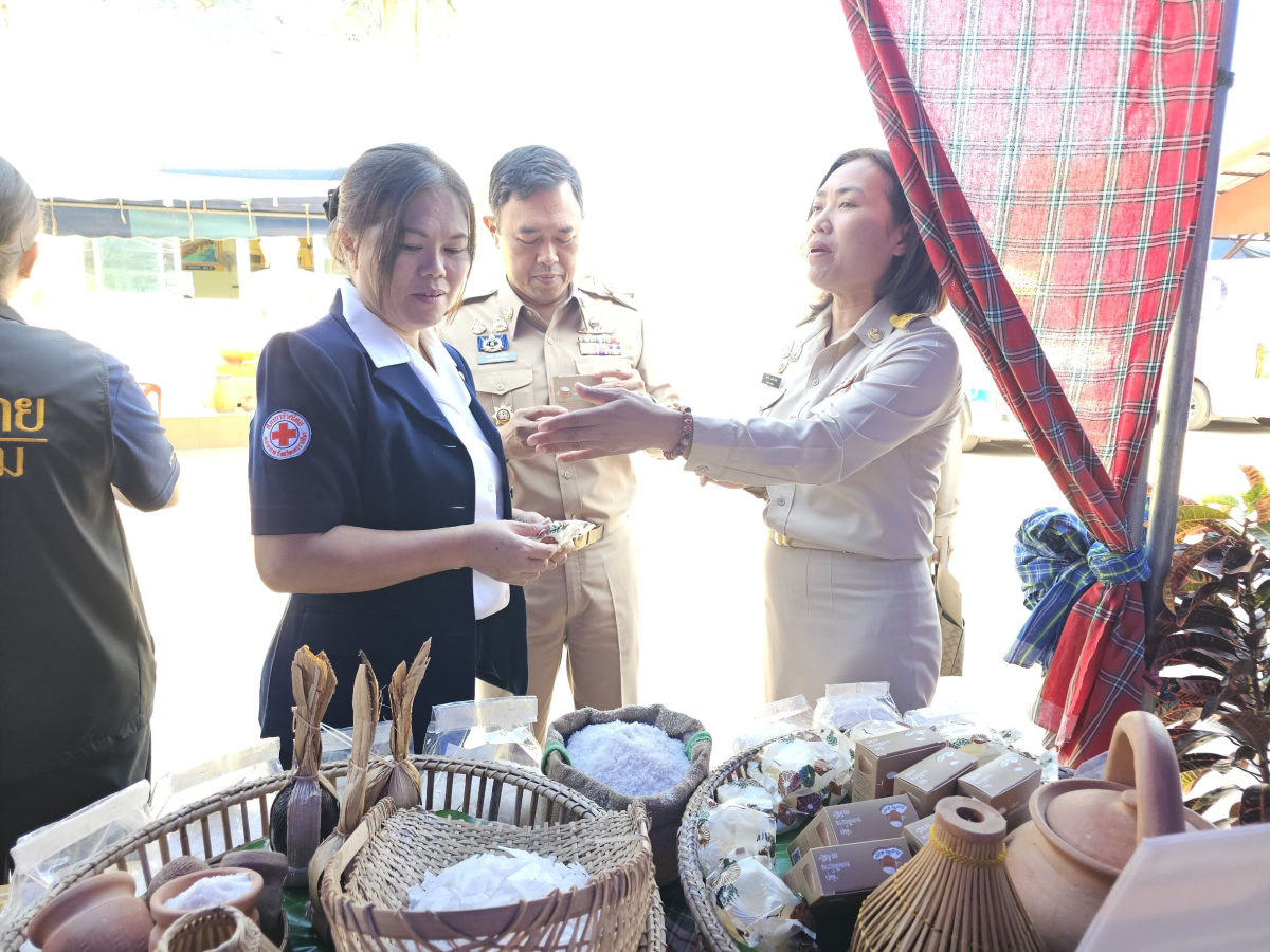 นายเรวัตร งัดสันเทียะ นายกเทศมนตรีตำบลพันดุง พร้อมด้วยคณะผู้บริหารสมาชิกสภาเทศบาลพนักงานเทศบาล ร่วมต้อนรับ นายอนุพงศ์ สุขสมนิตย์ ผู้ว่าราชการจังหวัดนครราชสีมา นายสมภพ มุกดาสนิท นายอำเภอขามทะเลสอ พร้อมด้วยส่วนราชการต่างๆ ภายในจังหวัดนครราชสีมา ในการดำเนินโครงการ สร้างเสริมความจงรักภักดีต่อสถาบัน บำบัดทุกข์ บำรุงสุข สร้างรอยยิ้มให้ประชาชน ประจำปีงบประมาณพ.ศ. 2569 ณ วัดบ้านพันดุง หมู่ที่ 1 ตำบลพันดุง อำเภอขามทะเลสอ จังหวัดนครราชสีม