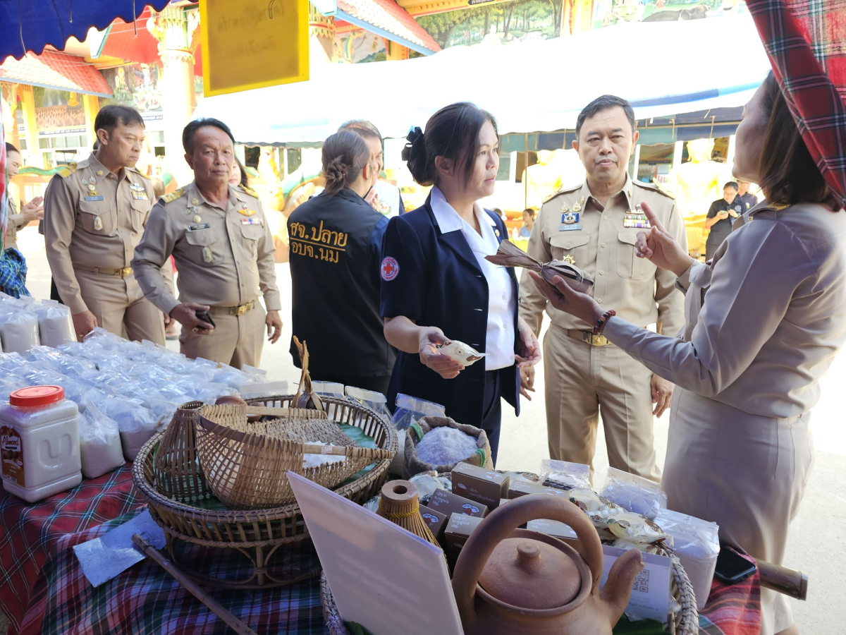 นายเรวัตร งัดสันเทียะ นายกเทศมนตรีตำบลพันดุง พร้อมด้วยคณะผู้บริหารสมาชิกสภาเทศบาลพนักงานเทศบาล ร่วมต้อนรับ นายอนุพงศ์ สุขสมนิตย์ ผู้ว่าราชการจังหวัดนครราชสีมา นายสมภพ มุกดาสนิท นายอำเภอขามทะเลสอ พร้อมด้วยส่วนราชการต่างๆ ภายในจังหวัดนครราชสีมา ในการดำเนินโครงการ สร้างเสริมความจงรักภักดีต่อสถาบัน บำบัดทุกข์ บำรุงสุข สร้างรอยยิ้มให้ประชาชน ประจำปีงบประมาณพ.ศ. 2569 ณ วัดบ้านพันดุง หมู่ที่ 1 ตำบลพันดุง อำเภอขามทะเลสอ จังหวัดนครราชสีม