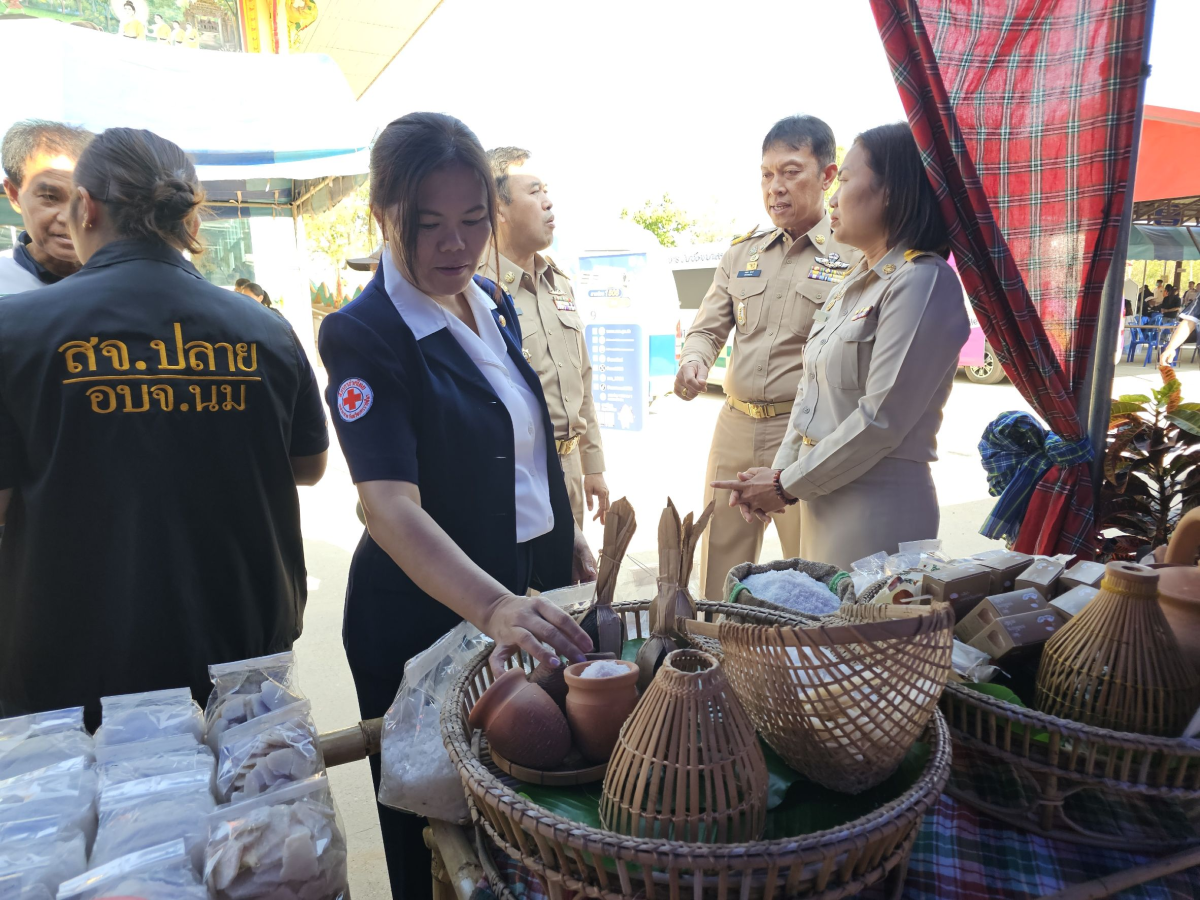 นายเรวัตร งัดสันเทียะ นายกเทศมนตรีตำบลพันดุง พร้อมด้วยคณะผู้บริหารสมาชิกสภาเทศบาลพนักงานเทศบาล ร่วมต้อนรับ นายอนุพงศ์ สุขสมนิตย์ ผู้ว่าราชการจังหวัดนครราชสีมา นายสมภพ มุกดาสนิท นายอำเภอขามทะเลสอ พร้อมด้วยส่วนราชการต่างๆ ภายในจังหวัดนครราชสีมา ในการดำเนินโครงการ สร้างเสริมความจงรักภักดีต่อสถาบัน บำบัดทุกข์ บำรุงสุข สร้างรอยยิ้มให้ประชาชน ประจำปีงบประมาณพ.ศ. 2569 ณ วัดบ้านพันดุง หมู่ที่ 1 ตำบลพันดุง อำเภอขามทะเลสอ จังหวัดนครราชสีม
