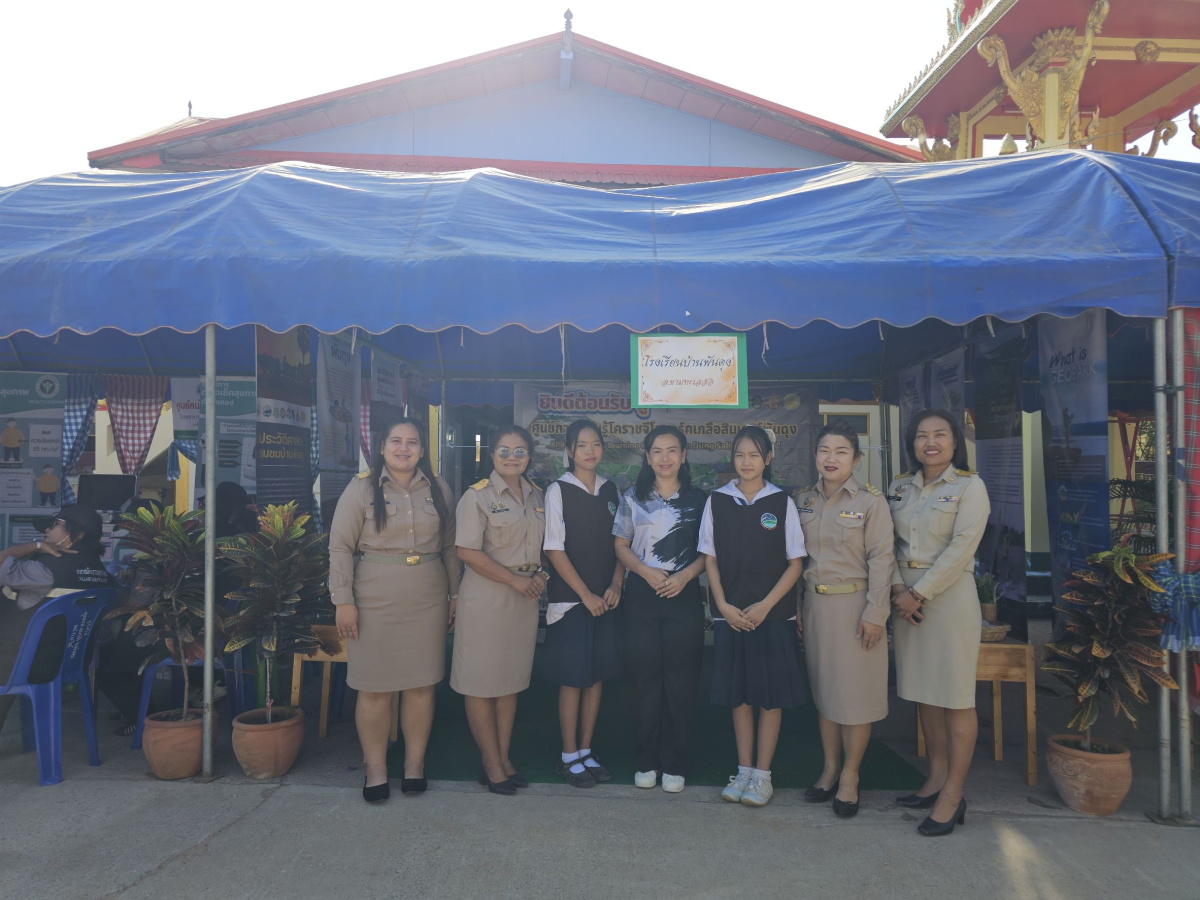 นายเรวัตร งัดสันเทียะ นายกเทศมนตรีตำบลพันดุง พร้อมด้วยคณะผู้บริหารสมาชิกสภาเทศบาลพนักงานเทศบาล ร่วมต้อนรับ นายอนุพงศ์ สุขสมนิตย์ ผู้ว่าราชการจังหวัดนครราชสีมา นายสมภพ มุกดาสนิท นายอำเภอขามทะเลสอ พร้อมด้วยส่วนราชการต่างๆ ภายในจังหวัดนครราชสีมา ในการดำเนินโครงการ สร้างเสริมความจงรักภักดีต่อสถาบัน บำบัดทุกข์ บำรุงสุข สร้างรอยยิ้มให้ประชาชน ประจำปีงบประมาณพ.ศ. 2569 ณ วัดบ้านพันดุง หมู่ที่ 1 ตำบลพันดุง อำเภอขามทะเลสอ จังหวัดนครราชสีม